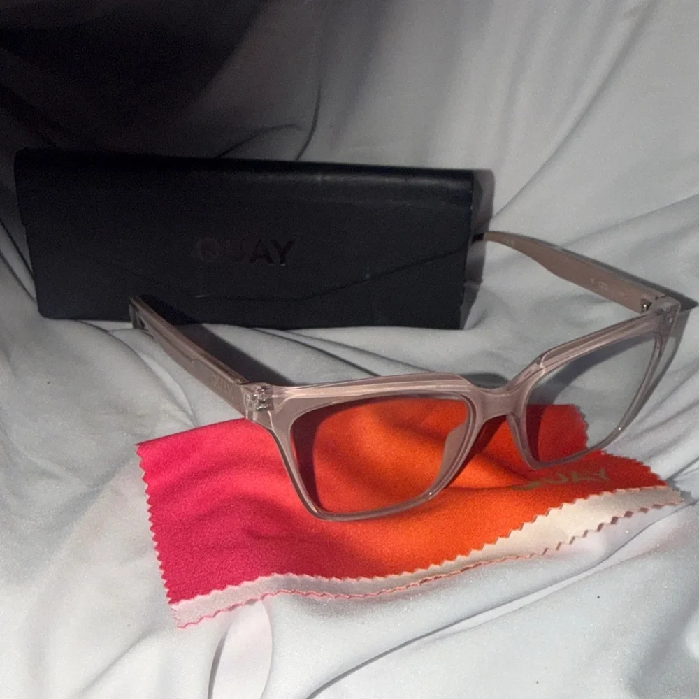 Quay Pink Transparent frames